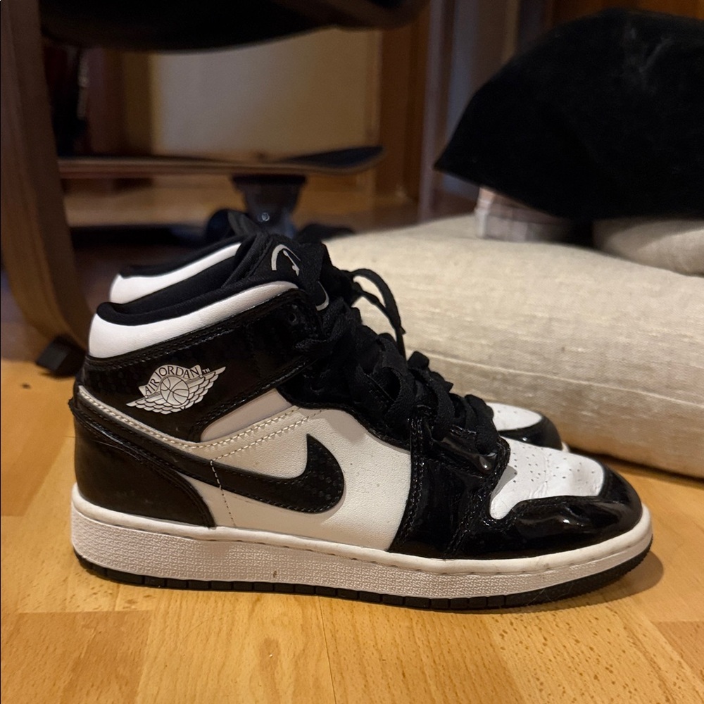 Jordan 1 mid - black slick design panda, worn once size 6